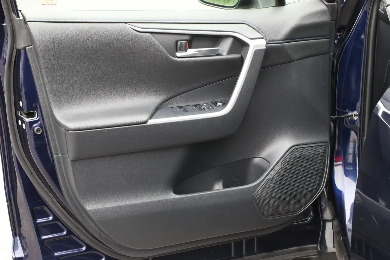 2019 Toyota RAV4 Hybrid — photo 13 of 31