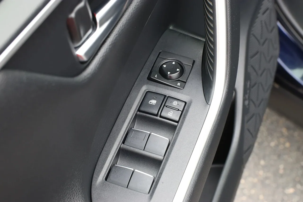 2019 Toyota RAV4 Hybrid — photo 14 of 31