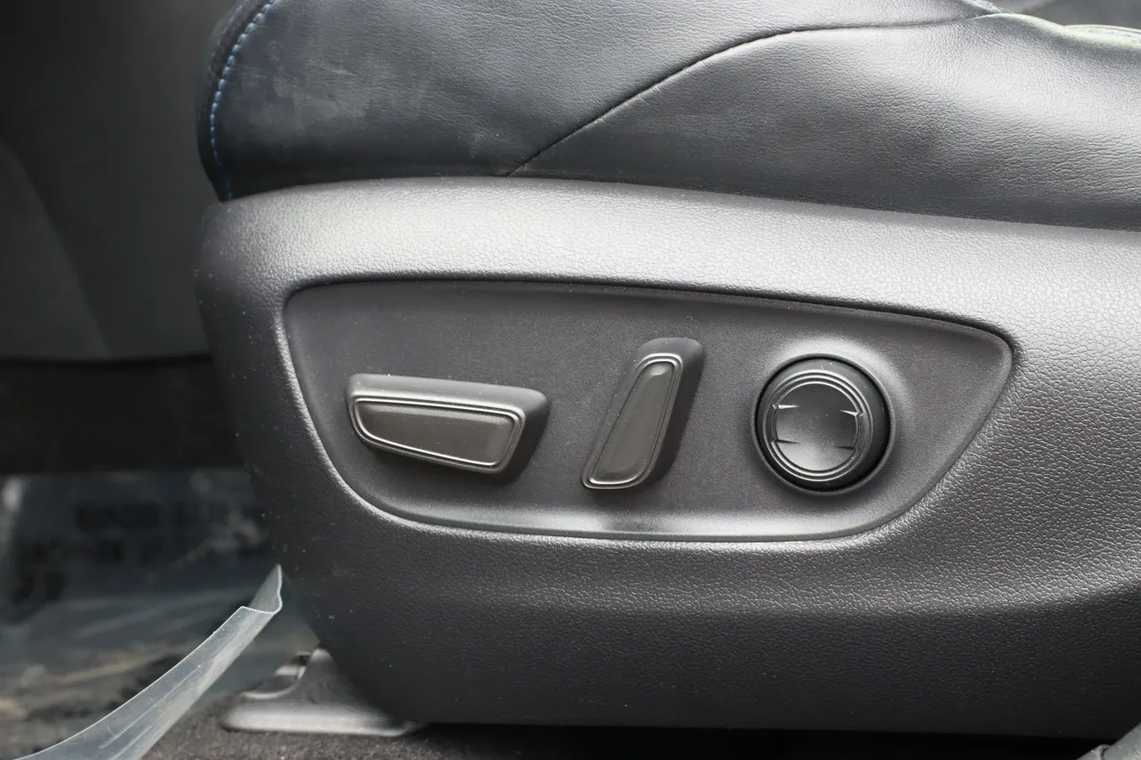 2019 Toyota RAV4 Hybrid — photo 16 of 31