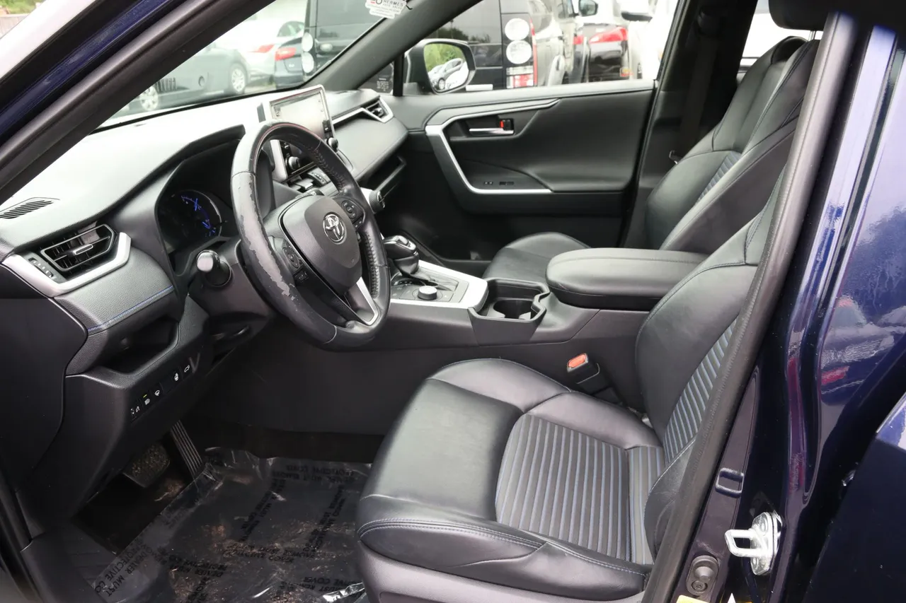 2019 Toyota RAV4 Hybrid — photo 17 of 31