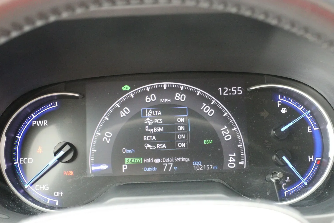 2019 Toyota RAV4 Hybrid — photo 18 of 31