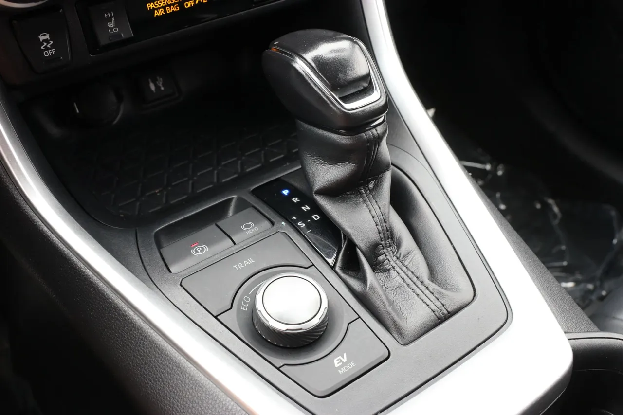 2019 Toyota RAV4 Hybrid — photo 22 of 31