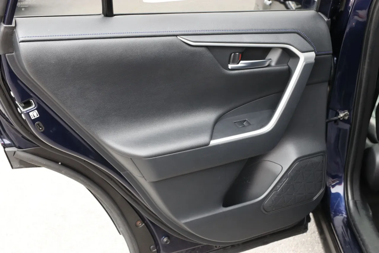 2019 Toyota RAV4 Hybrid — photo 27 of 31