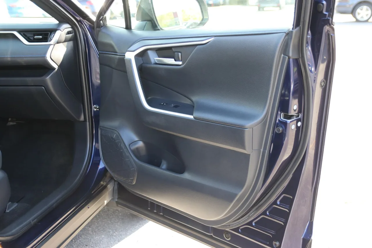 2019 Toyota RAV4 Hybrid XSE Sport Utility 4D in Blue — photo 20 of 38