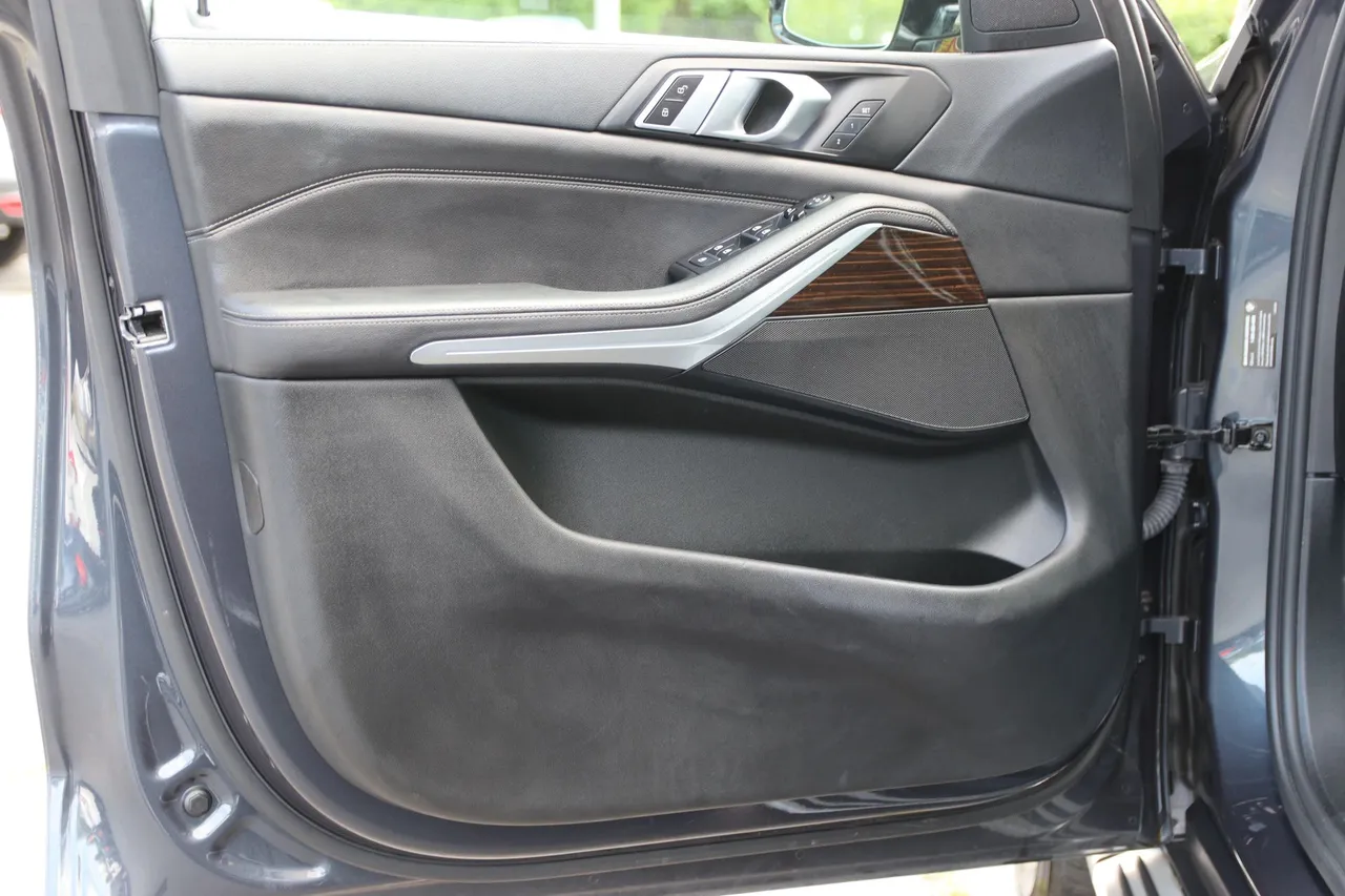 2020 BMW X5 — photo 9 of 31