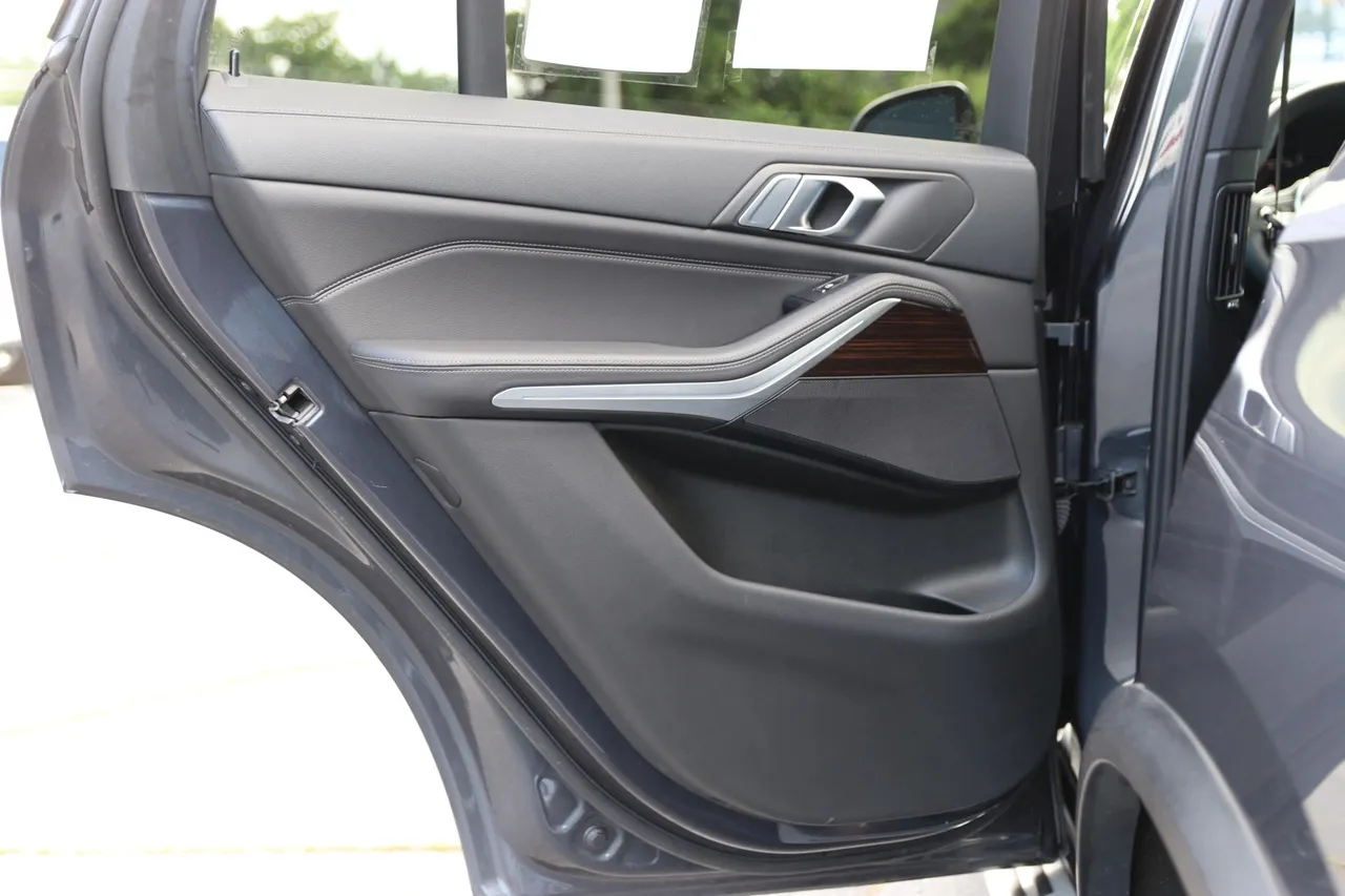 2020 BMW X5 — photo 13 of 31