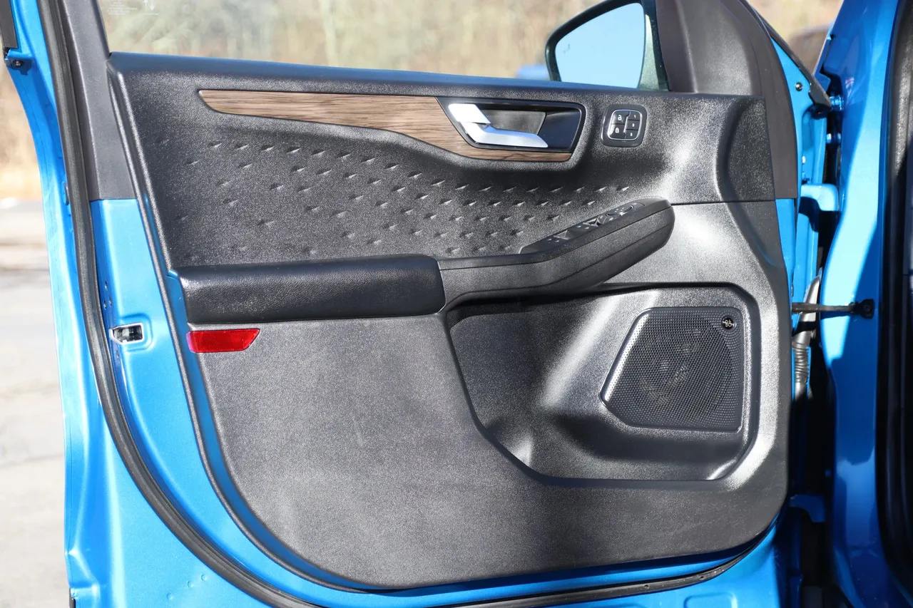 2020 Ford Escape — photo 9 of 31