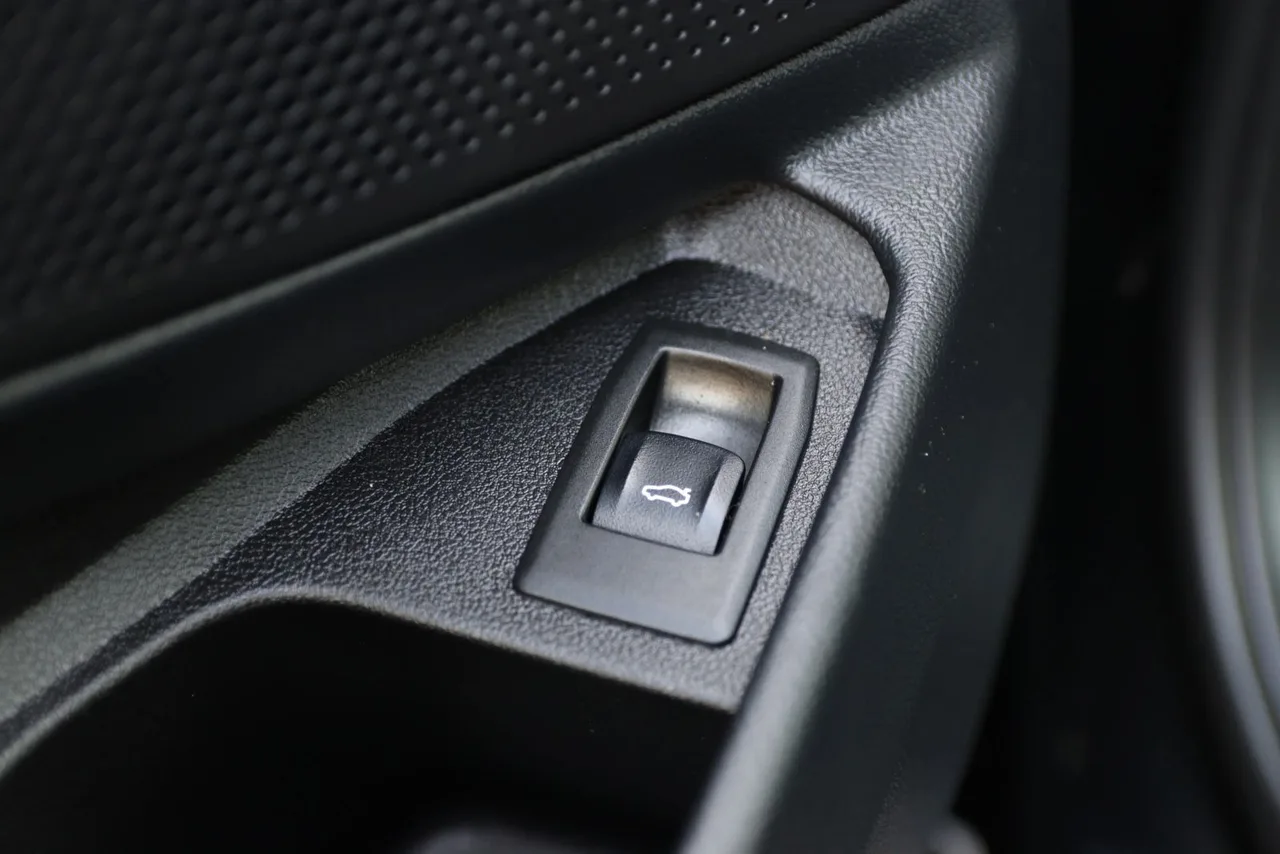 2021 BMW 3 Series 330i xDrive Sedan 4D in Black — photo 35 of 43