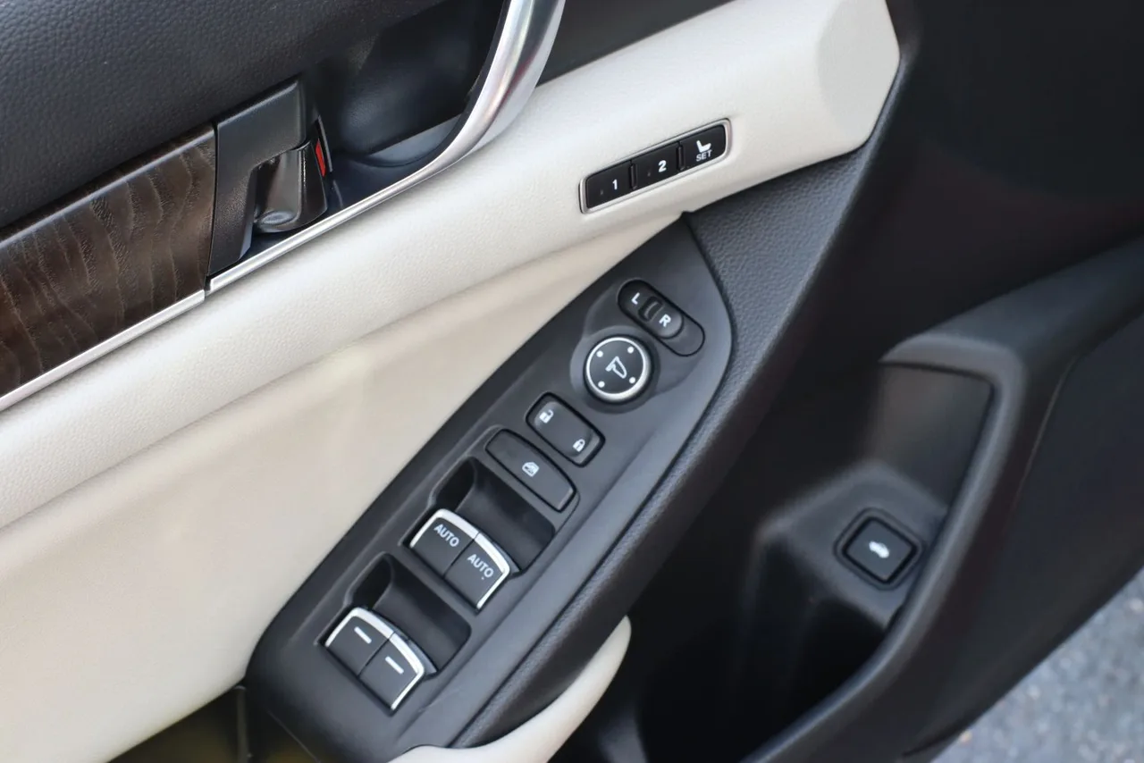 2021 Honda Accord Hybrid EX-L Sedan 4D in RED — photo 13 of 32