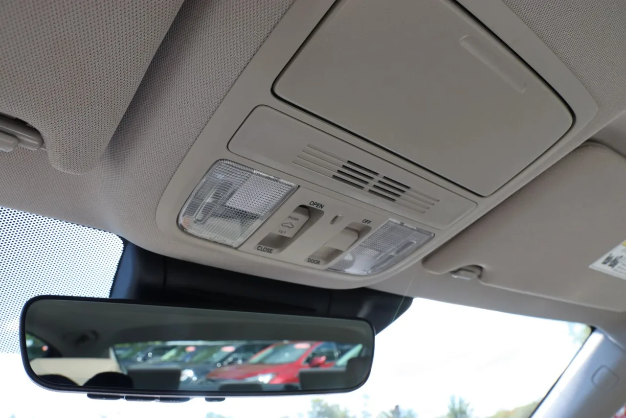 2021 Honda Accord Hybrid EX-L Sedan 4D in RED — photo 27 of 32