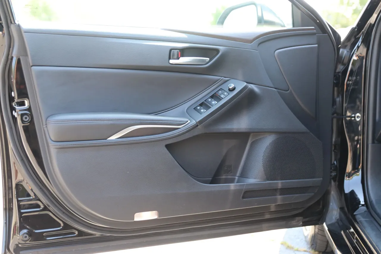 2021 Toyota Avalon Hybrid — photo 9 of 28
