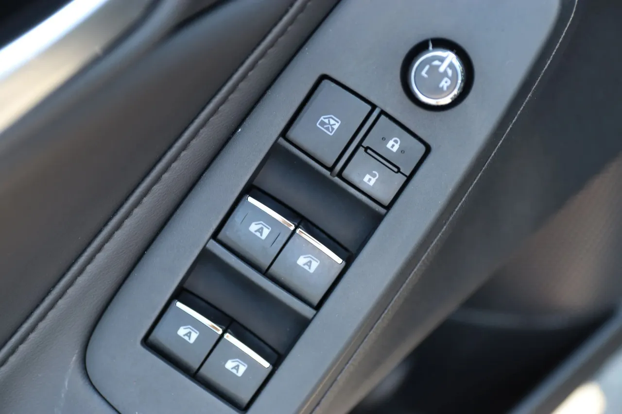 2021 Toyota Avalon Hybrid — photo 10 of 28