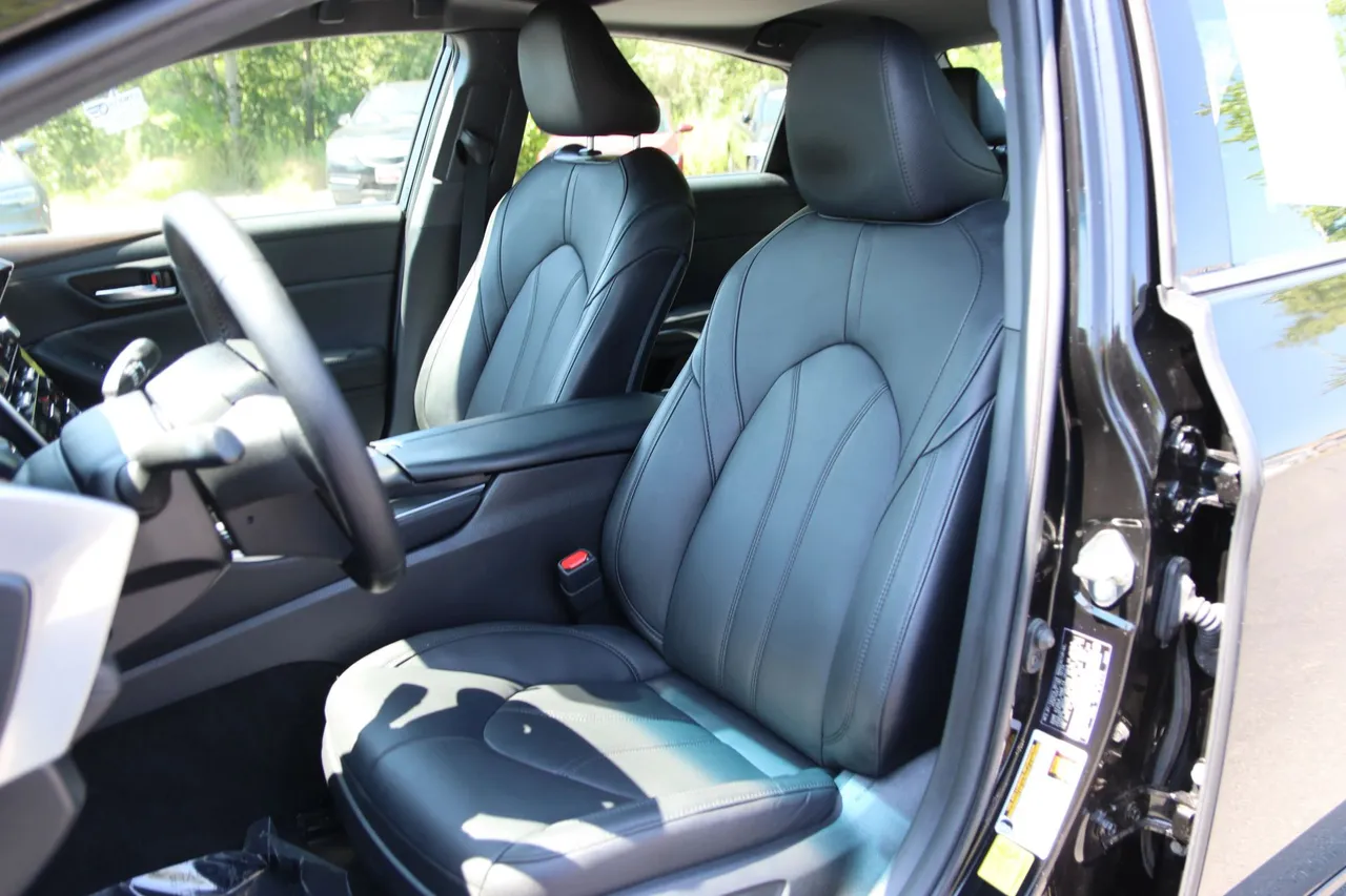 2021 Toyota Avalon Hybrid — photo 11 of 28