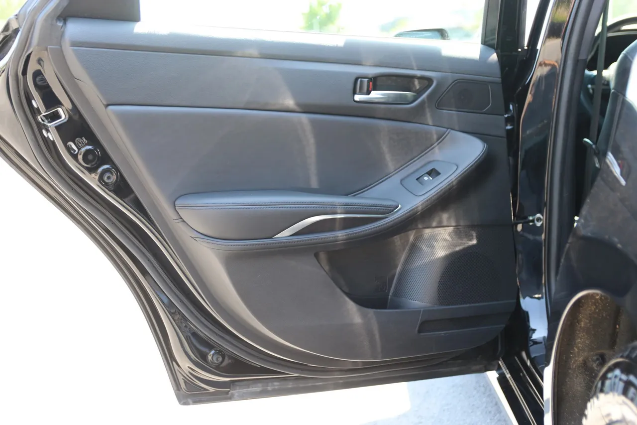 2021 Toyota Avalon Hybrid — photo 12 of 28