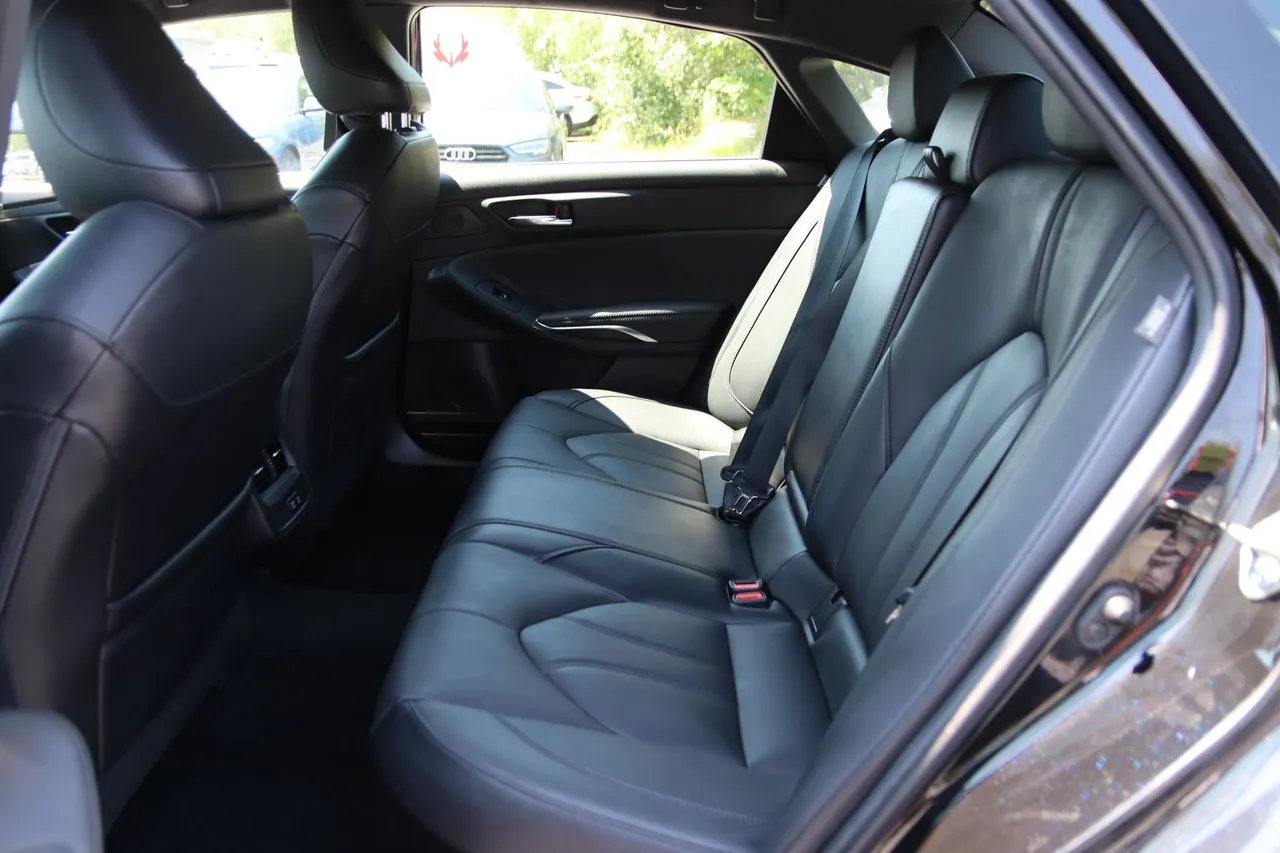 2021 Toyota Avalon Hybrid — photo 13 of 28