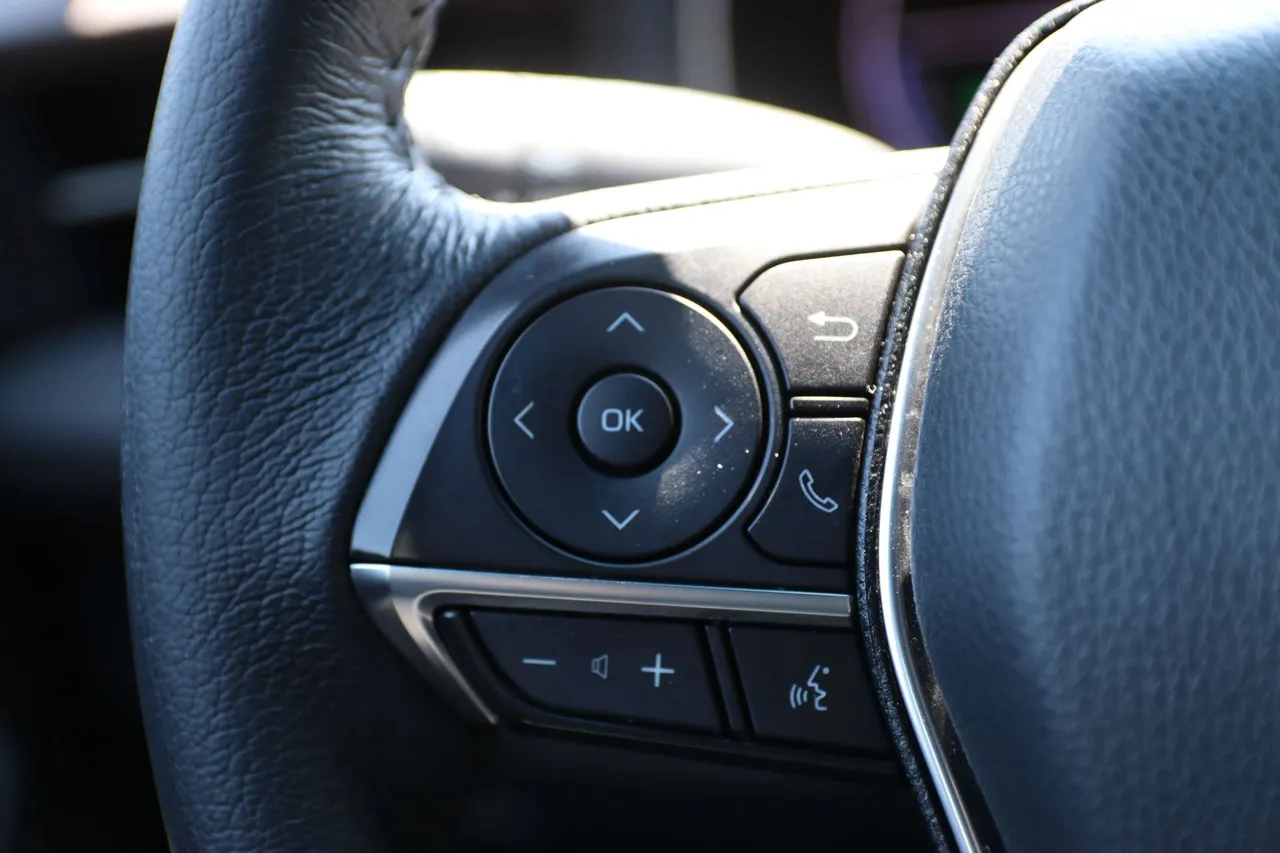 2021 Toyota Avalon Hybrid — photo 18 of 28