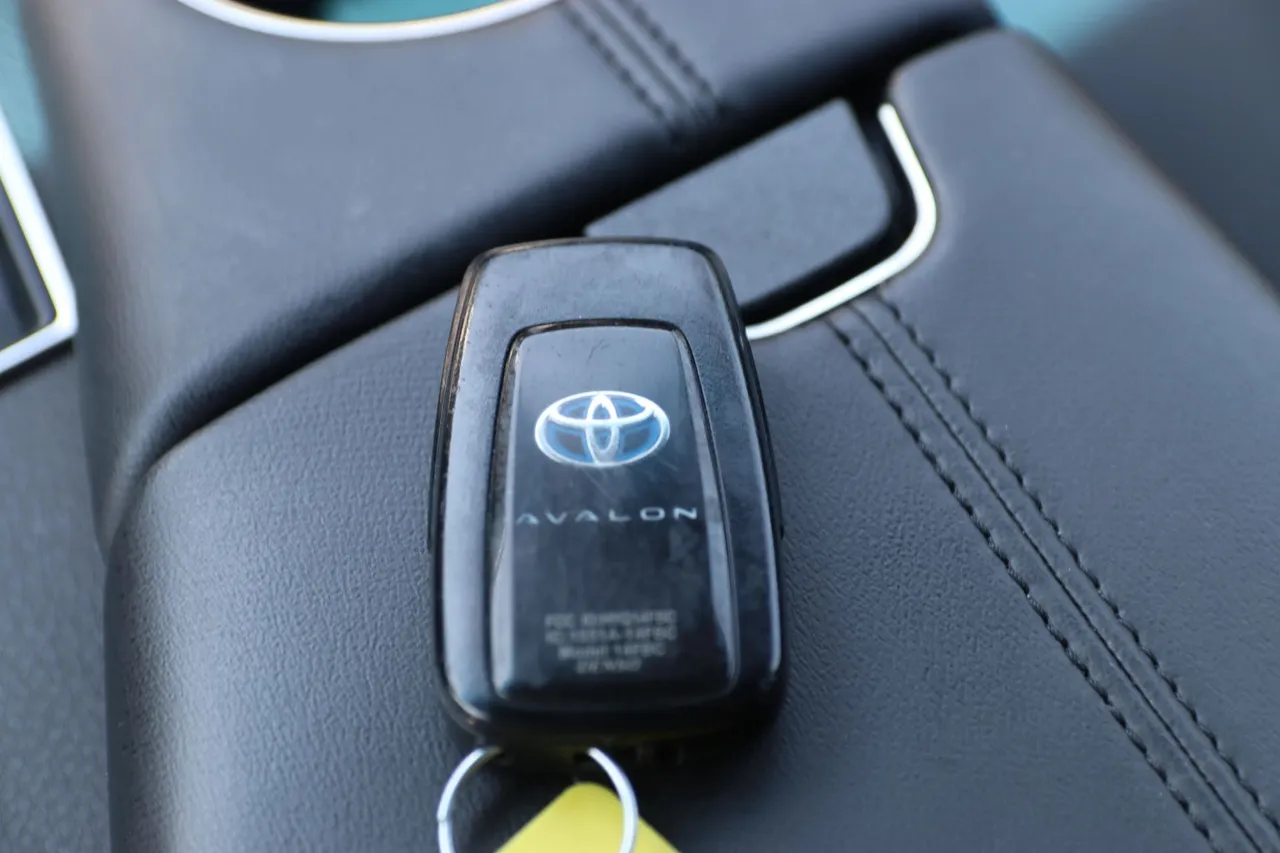 2021 Toyota Avalon Hybrid — photo 27 of 28